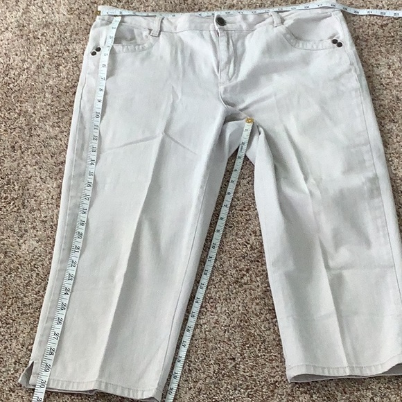 Living Planet cream capris - size 12. Front and back pockets. - Picture 7 of 9